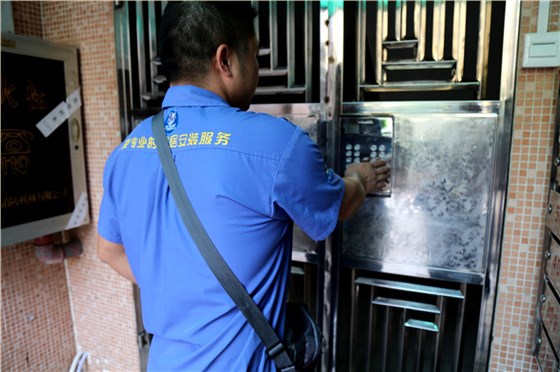 左右手安裝師傅按照和業(yè)主的約定好的時間，準(zhǔn)時來到業(yè)主家