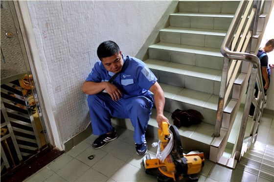 在等待的同時，家具安裝謝師傅檢查工具