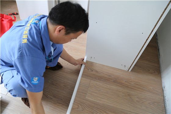 左右手衣柜安裝服務(wù)現(xiàn)場