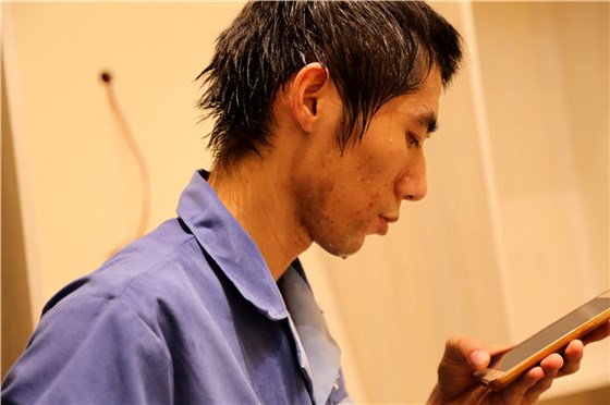 左右手家具安裝師傅頭發(fā)像剛從水里面出來，汗水不間斷的從頭發(fā)上流下來