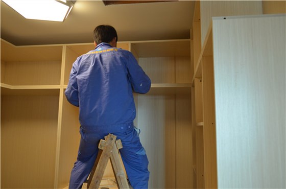 左右手家具保養(yǎng)師傅正在給客戶家具進行保養(yǎng)