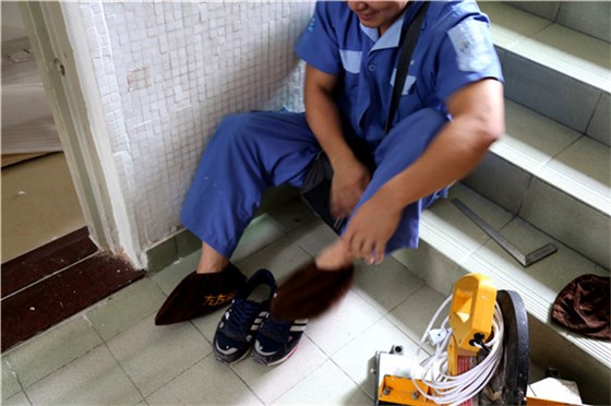 全程都帶著鞋套，以免弄臟客戶家的地板