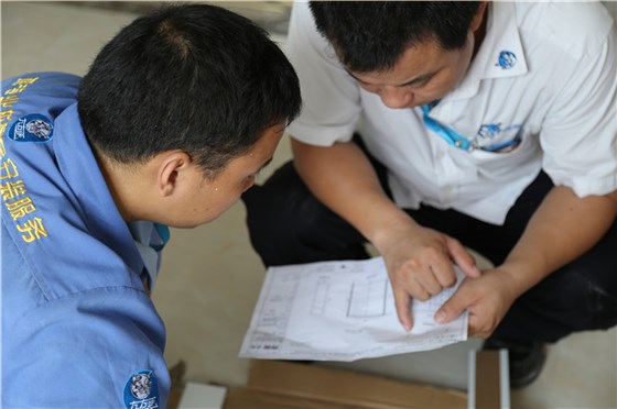 家具安裝過程中，左右手安裝師傅默契的配合