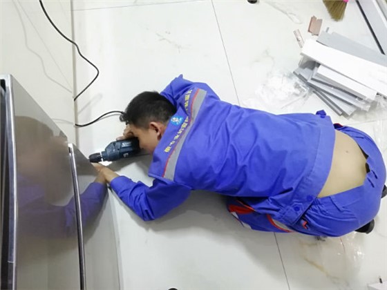 每一次安裝服務(wù)背后，都是安裝師傅們無數(shù)次的跪地而行3