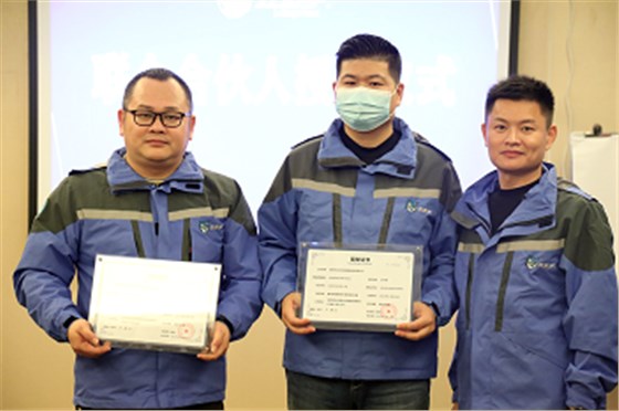 為周總（左），王總（中）頒發(fā)左右手股權(quán)證書