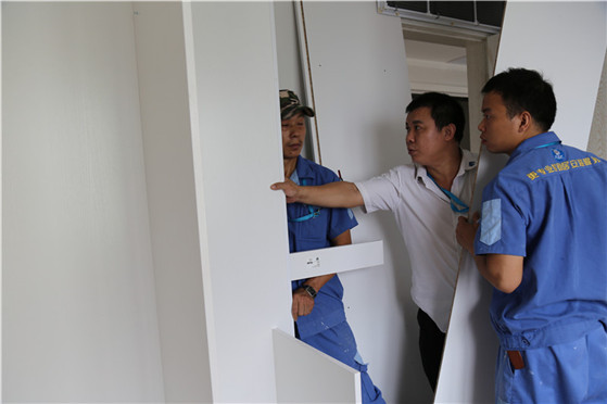 左右手家具安裝負(fù)責(zé)人現(xiàn)場(chǎng)處理問(wèn)題