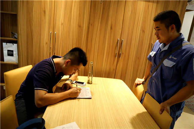 廚柜安裝現(xiàn)場(chǎng)客戶簽收