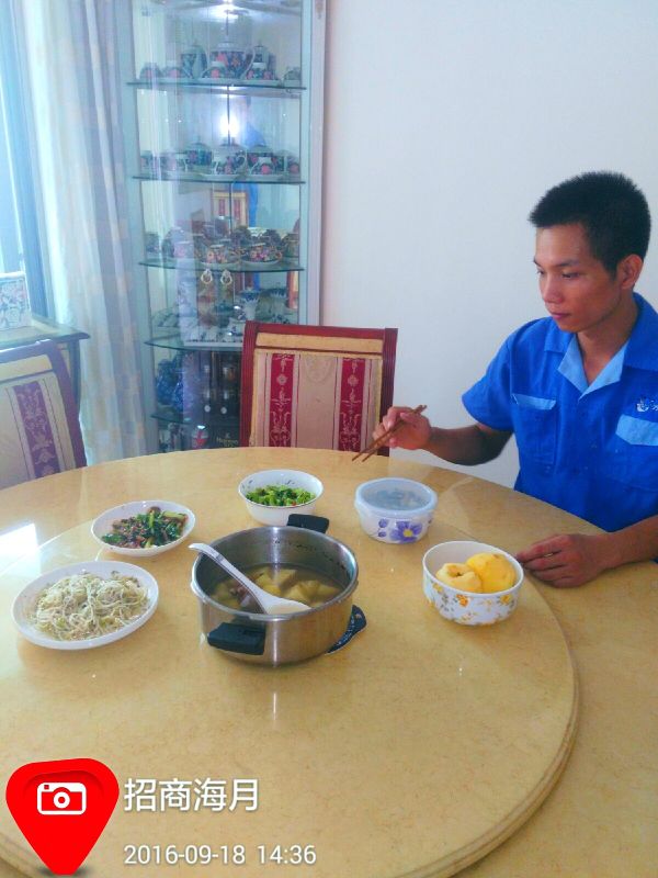 業(yè)主為表達感謝，請家具安裝師傅在家吃飯