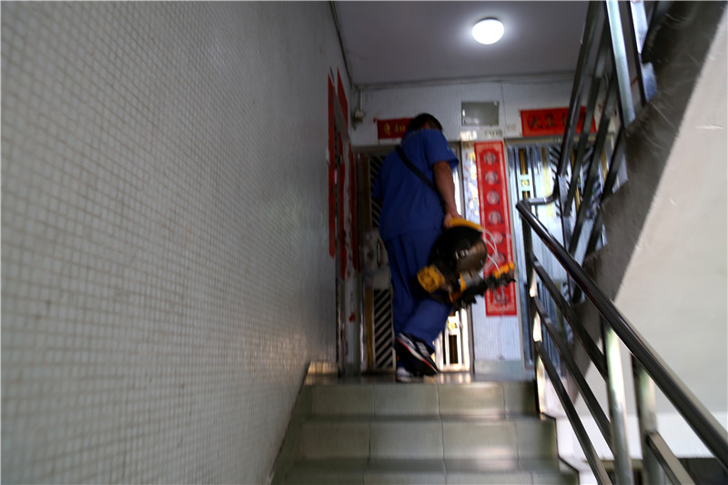 沒有電梯，家具安裝師傅扛著重重的工具爬樓梯