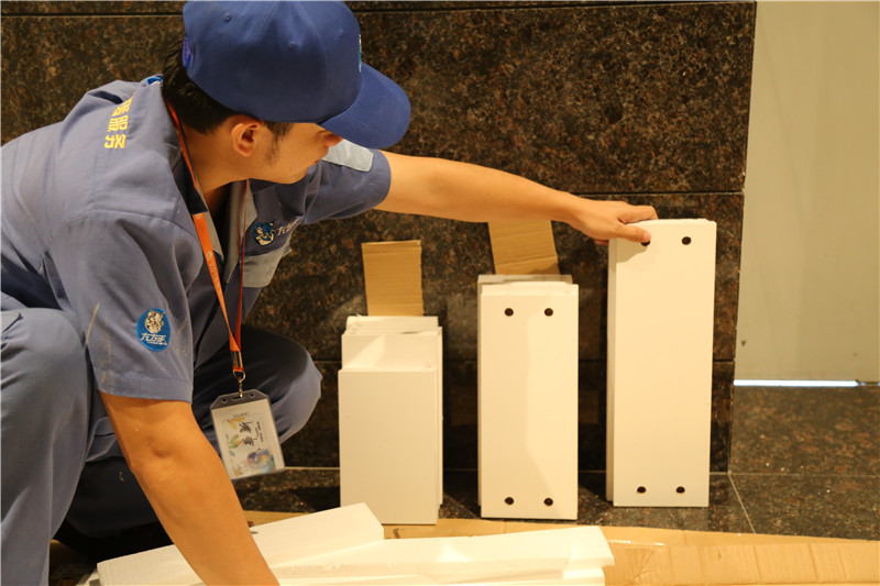 左右手家具安裝師傅耐心的等待客戶，遵守契約精神