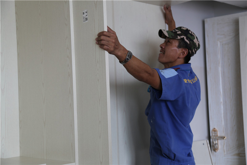 板式家具貼面開(kāi)膠起翹該如何處理？