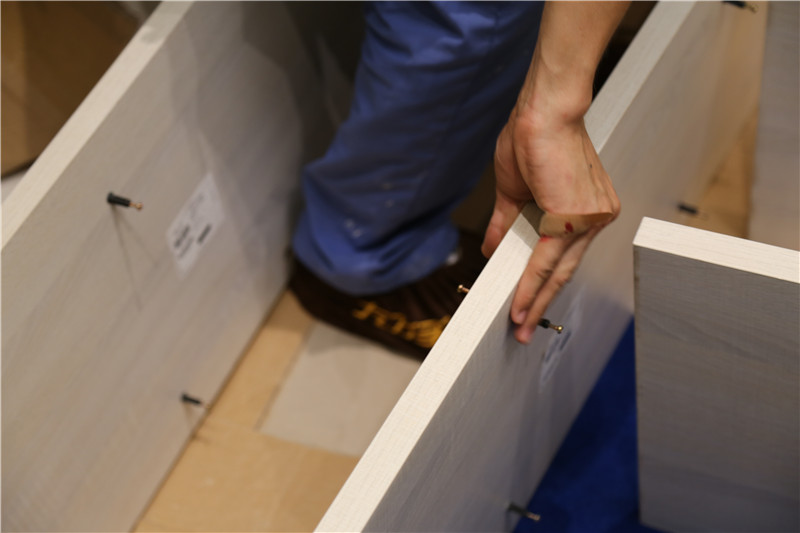 左右手家具安裝師傅磕磕碰碰常用的事情，手指受傷，繼續(xù)工作