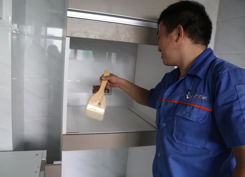 左右手安裝師傅，一直在路上