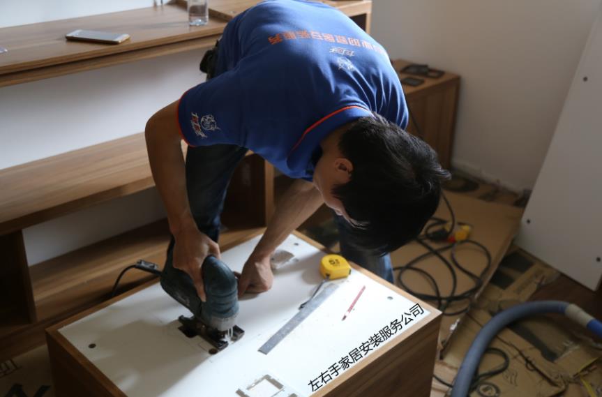 安裝師傅正在開(kāi)孔