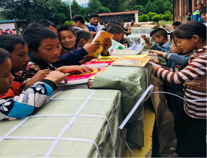 知識改變命運-左右手情系涼山，讓愛飛揚