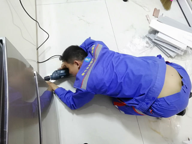 每一次安裝服務(wù)背后，都是安裝師傅們無數(shù)次的跪地而行3