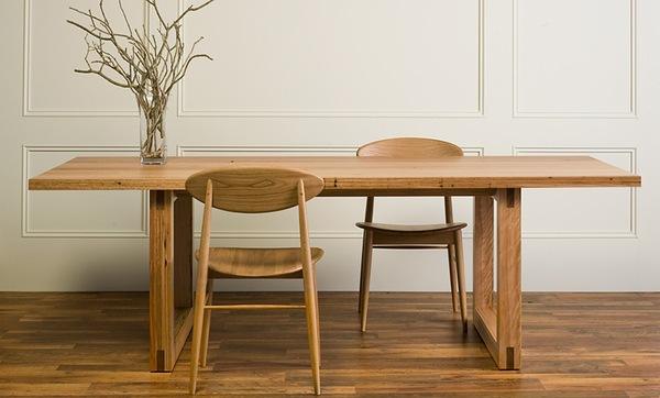 實(shí)木家具開(kāi)裂是什么原因？怎么預(yù)防和修復(fù)呢？