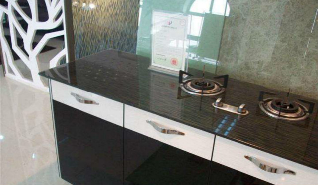 玻璃櫥柜臺(tái)面好不好，用玻璃做櫥柜臺(tái)面有哪些利弊？