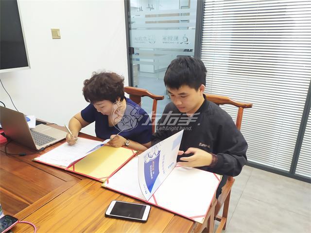 他是一個90后設計師，也是左右手第51家城市服務商