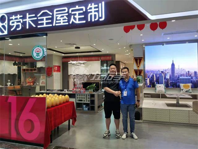 不到2年的時間，他拿下了當地十幾個知名商家的訂單