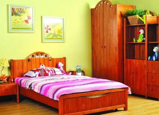 陽(yáng)光直射(紫外線侵蝕)、空氣、潮濕等因素會(huì)導(dǎo)致漆膜老化分解，從而變黃。所以即使是最好的家具漆，也要注意保護(hù)，避免家具長(zhǎng)期暴露在陽(yáng)光直射或潮濕的環(huán)境中。