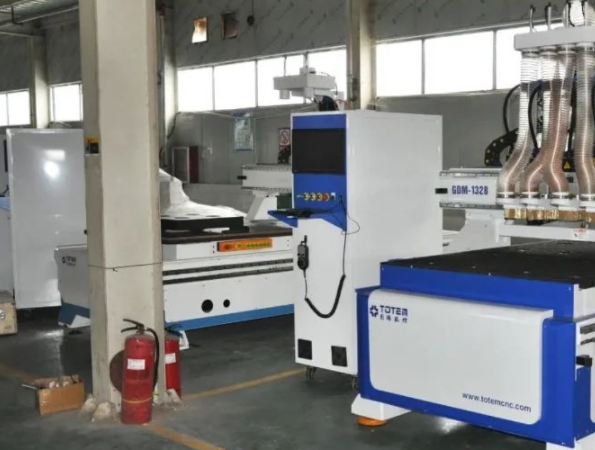 板式家具十大品牌：板式家具數(shù)控開料機(jī)有什么優(yōu)缺點(diǎn)？