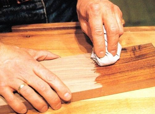 環(huán)保小知識：實(shí)木家具上漆時，木蠟油真比水性漆環(huán)保嗎？