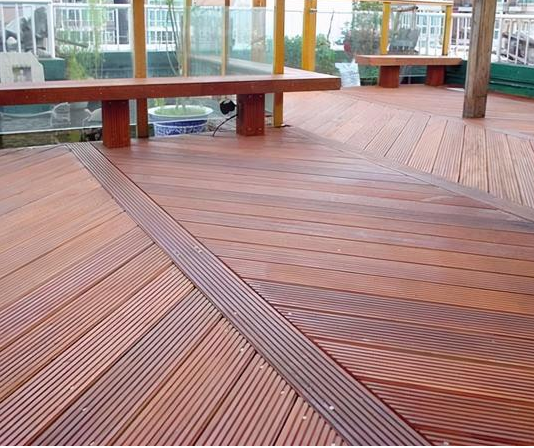 實木地板安裝保養(yǎng)，菠蘿格和橡木怎么選？