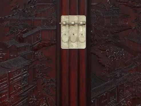 手工木工雕刻紅木家具，體現(xiàn)雕刻藝術(shù)的獨特魅力