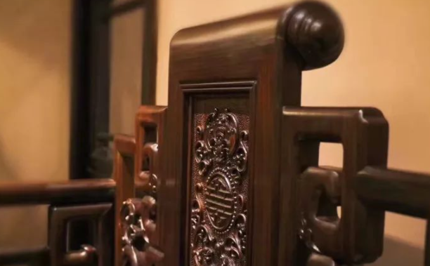 中國傳統(tǒng)紋飾：紅木家具紋飾內(nèi)的灰塵，究竟該如何保養(yǎng)，清塵