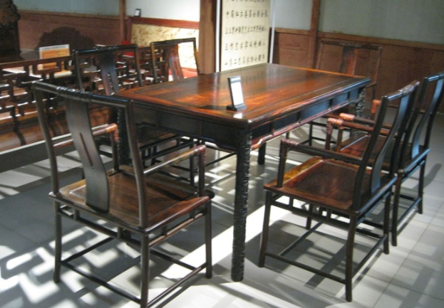 木頭工藝品：開(kāi)裂的紅木家具就不是好的紅木家具嗎？