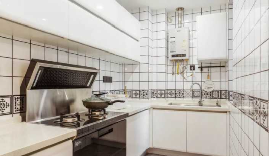 實木烤漆柜門：定制櫥柜門板的材質應該選什么，吸塑的還是烤漆的？