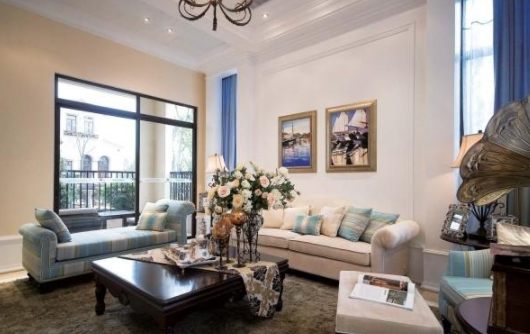 多功能圓茶幾：客廳沙發(fā)茶幾這樣搭，怎樣都不出錯(cuò)！