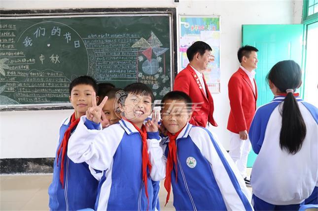 與智者為伍，與善者同行—左右手創(chuàng)始人南雄助學(xué)之行