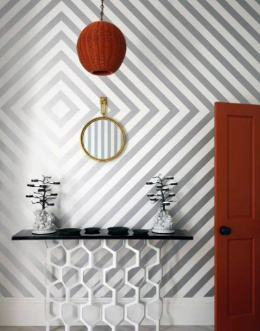 成都實(shí)木門安裝：紅色實(shí)木門和窗邊踢腳線!