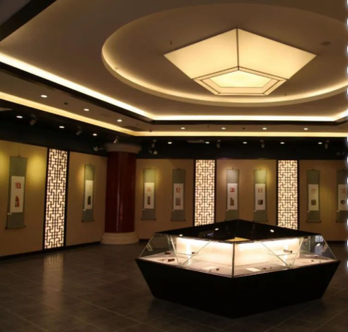 客廳立式展示柜，現(xiàn)代中式展示柜該如何設(shè)計(jì)？