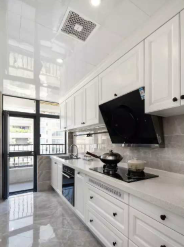 廚房裝修工程：廚房裝什么窗簾比較好打理？