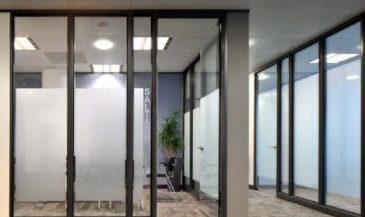 浴室磨砂玻璃隔斷：玻璃隔斷有什么優(yōu)點(diǎn)？玻璃隔斷安全系數(shù)高不高？