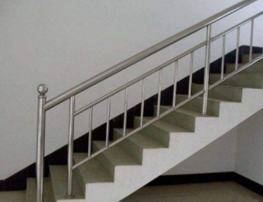 不銹鋼樓梯扶手圖片：自建房樓梯扶手用不銹鋼還是實(shí)木好？