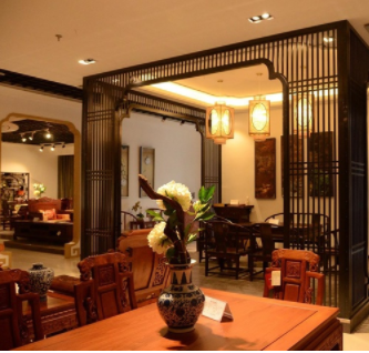 紅木家俱知識：客廳里紅木家具配什么樣的燈好？