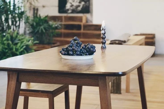 山東實(shí)木家具價(jià)格：實(shí)木家具保養(yǎng)是用油好還是蠟好？