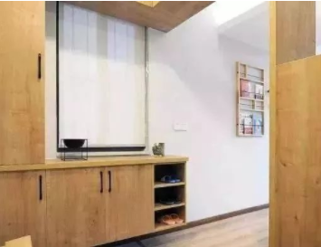 玄關(guān)設(shè)計效果圖：洗漱臺玄關(guān)的處理很實用，原木風(fēng)很舒心