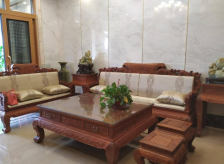 紅木家具款式知識(shí)：玉石與紅木的碰撞，相得益彰的家