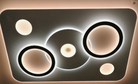 家裝現(xiàn)代簡約風(fēng)格：現(xiàn)代風(fēng)格的裝修吸頂燈好還是吊燈好？