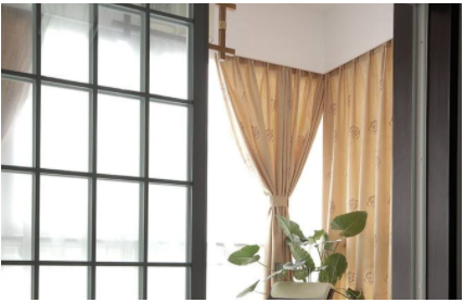 【定制隔熱窗簾】陽(yáng)臺(tái)裝窗紗窗簾還是窗簾遮陽(yáng)布好？