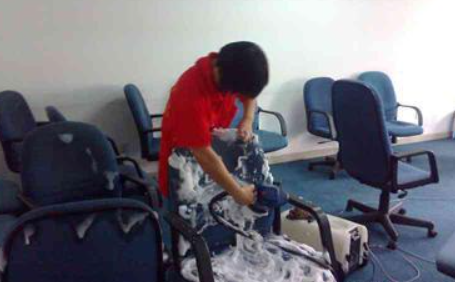 【折疊椅子爆炸】如何深層次的清潔椅子呢？椅子爆炸是什么原因造成的？