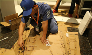 家具安裝師傅進(jìn)行拆包分貨 家具安裝師傅進(jìn)行拆包分貨